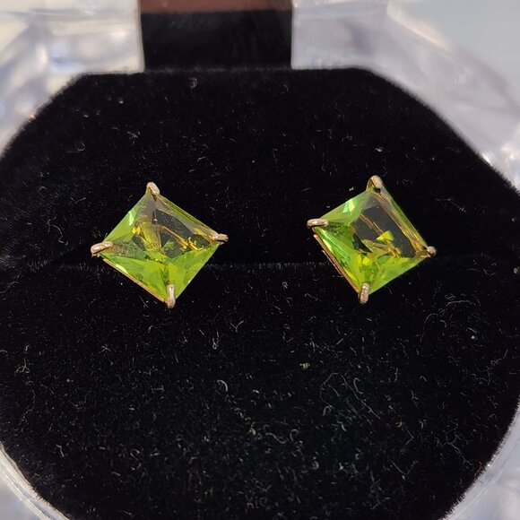 NIB VTG 10K Solid Gold Natural Olive Peridot Princess 0.75cts Stud Earrings - Picture 10 of 13